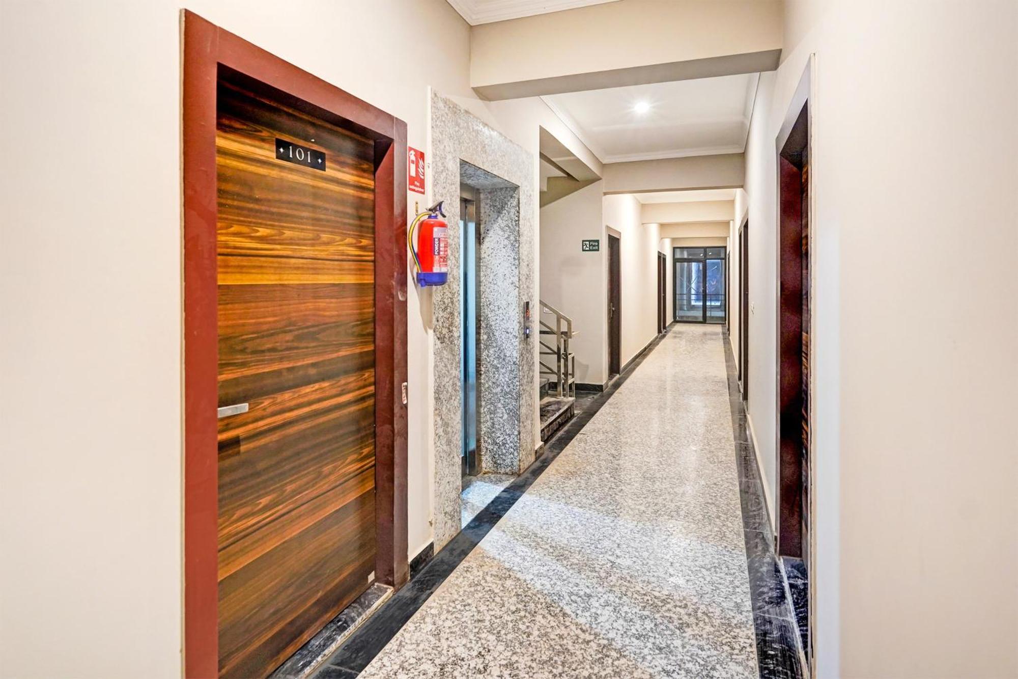 Super Townhouse Sector 86 Near Sector 83 Metro Station Hotel Noida Buitenkant foto