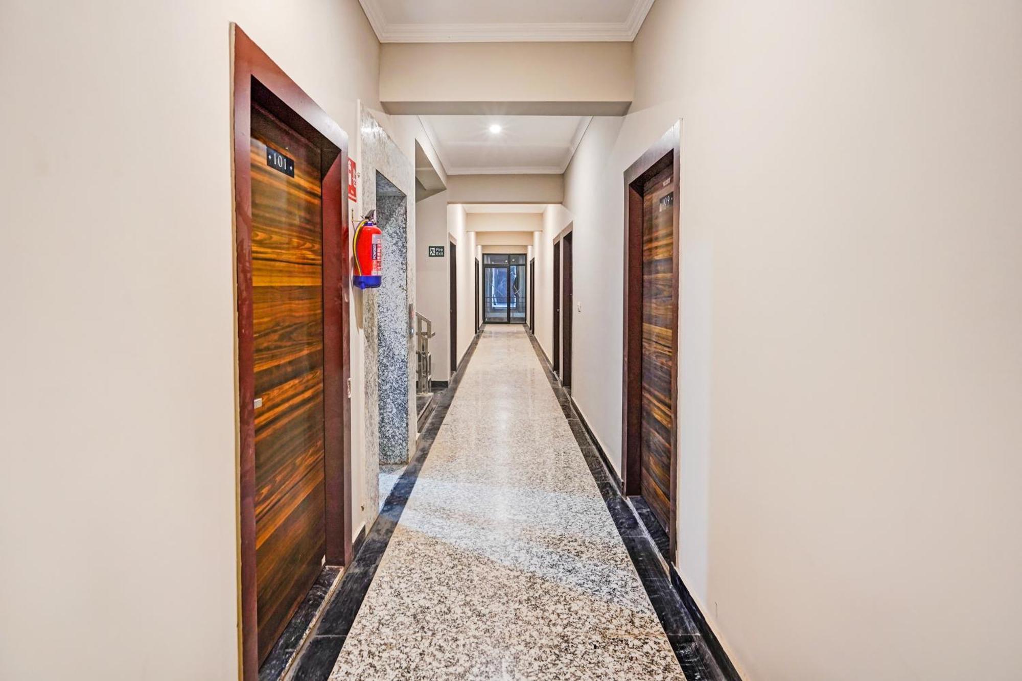Super Townhouse Sector 86 Near Sector 83 Metro Station Hotel Noida Buitenkant foto