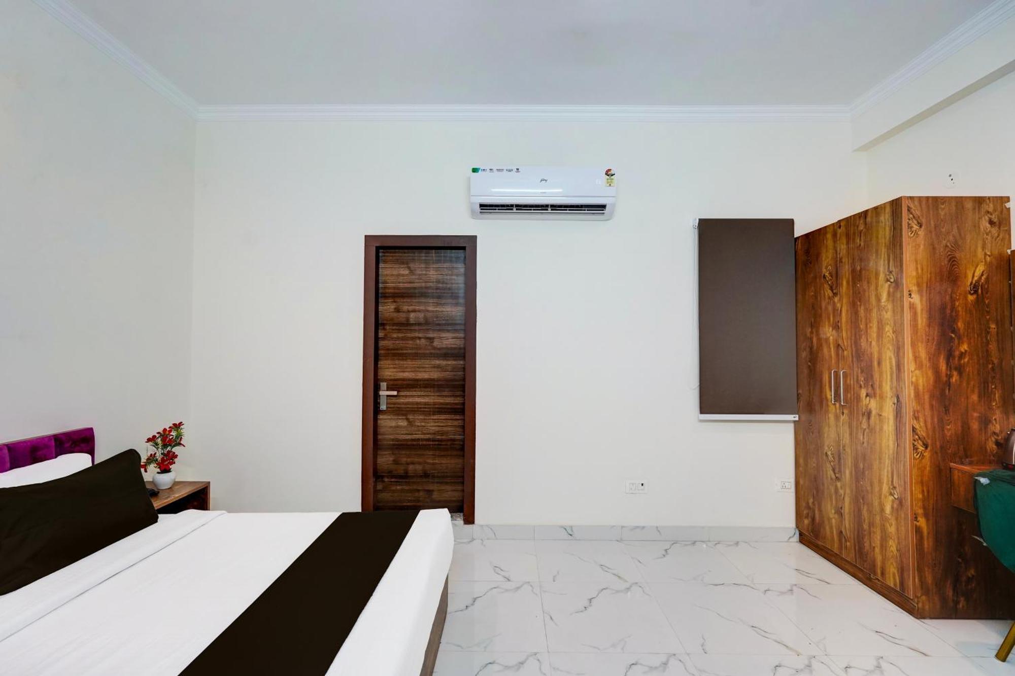 Super Townhouse Sector 86 Near Sector 83 Metro Station Hotel Noida Buitenkant foto