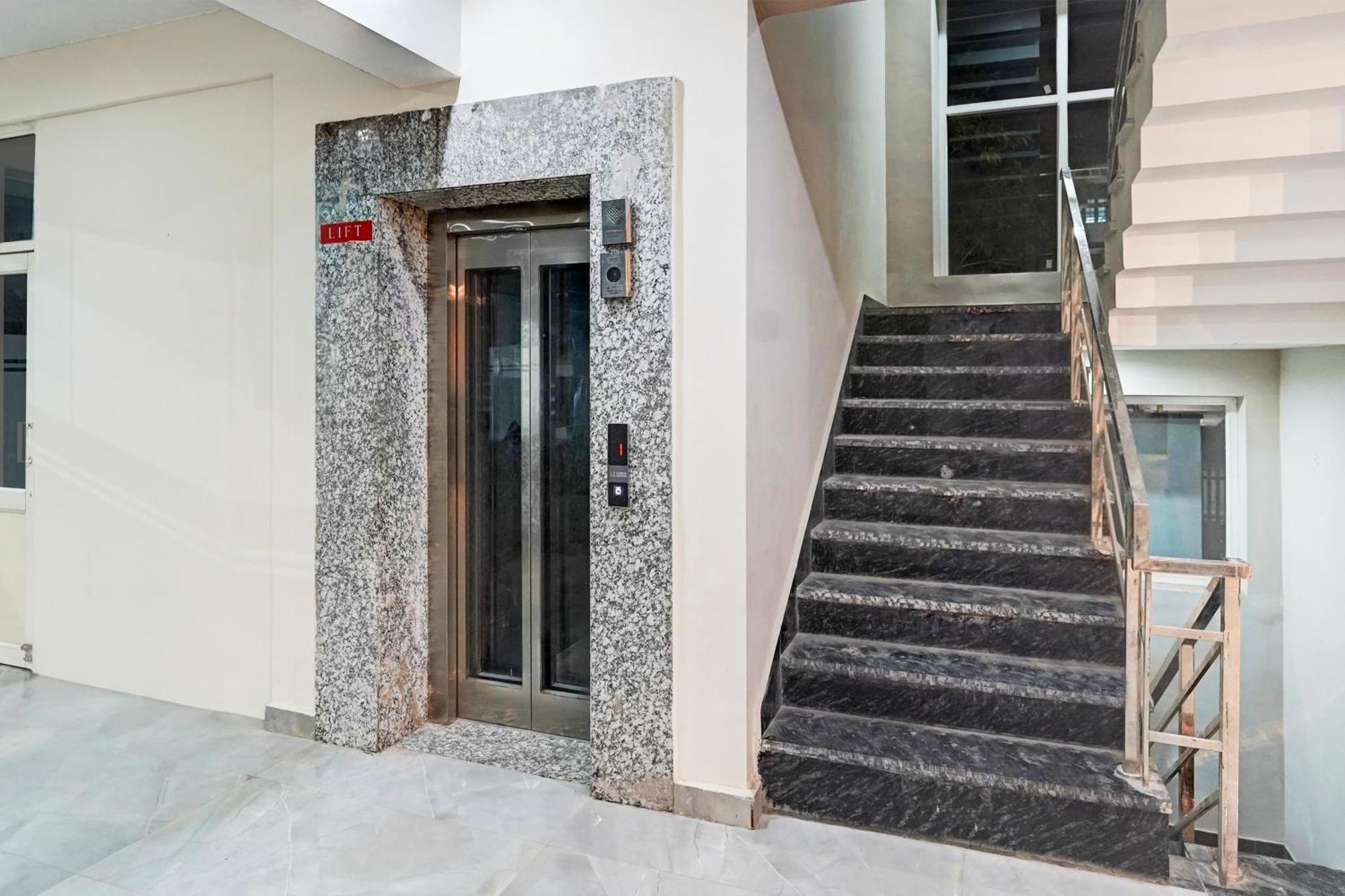 Super Townhouse Sector 86 Near Sector 83 Metro Station Hotel Noida Buitenkant foto