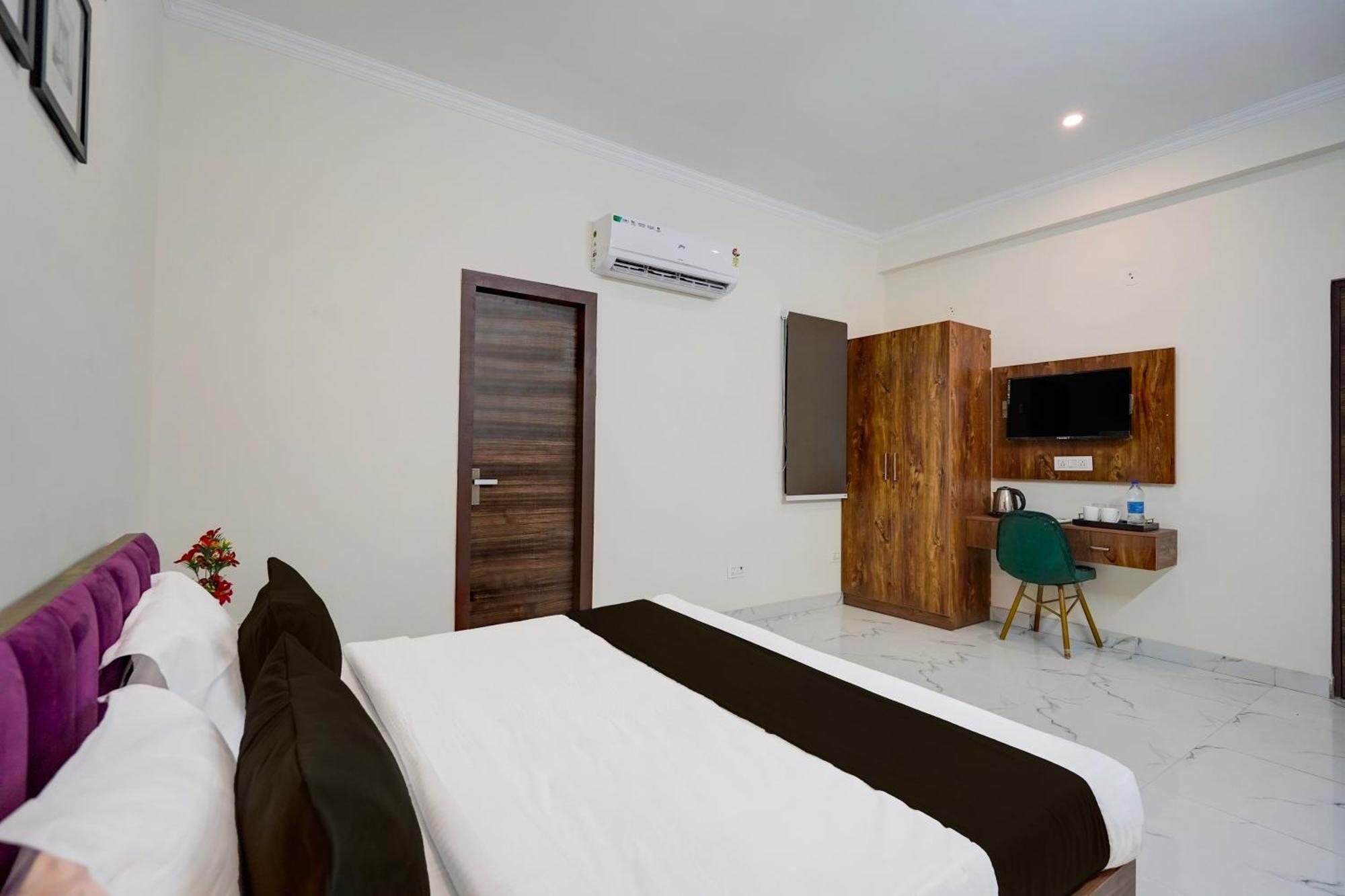 Super Townhouse Sector 86 Near Sector 83 Metro Station Hotel Noida Buitenkant foto